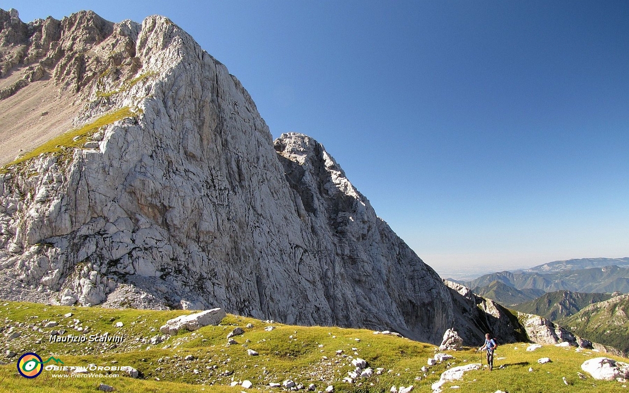 21 Eccomi sbucare ai piedi del  magnifico Mandrone....JPG